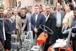 ميكانيكي بالمنوفية يبتكر جراراً زراعياً يعمل بالهواء بدلا من البنزين (متلفز)