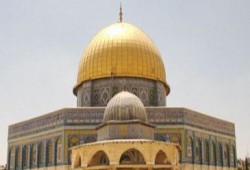 متطرفون يهود يقتحمون باحات الأقصى تحت حراسة الشرطة الصهيونيه