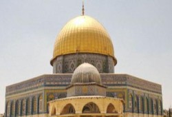 متطرفون يهود يقتحمون باحات الأقصى تحت حراسة الشرطة الصهيونيه