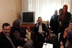 أردوغان يرد على الهاتف فى بيت عائلة تركية: أنا رئيس الوزراء ألبي دعوة الأسرة لشرب الشاي
