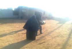 صورة وتعليق / نائب يحمل انبوبة غاز عن إحدى السيدات