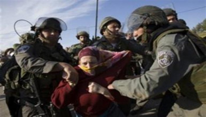 اعتقال أم لثلاثة أطفال بتهمة محاولة طعن جندي