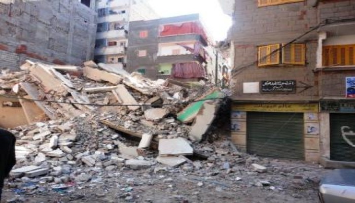 الحرية والعدالة بالإسكندرية :انهيار عقار واجزاء من عقارين مجاورين وتصدع رابع