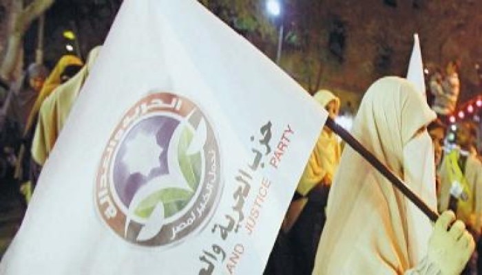 منقبة اعطت (العلمانية) إقبال بركه طبق حلوى فرفضته ووصفتها بالشبح ثم هاجمت الإسلام