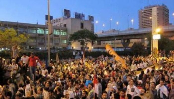 مئات المحتجين يعتصمون قرب وزارة الدفاع للمطالبة بتنحي العسكري (متلفز)