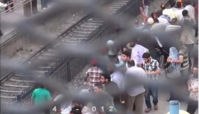 شاب يلقى بنفسه أمام المترو لإيقافه لينجو المتظاهرين  من الشرطة العسكرية (متلفز)