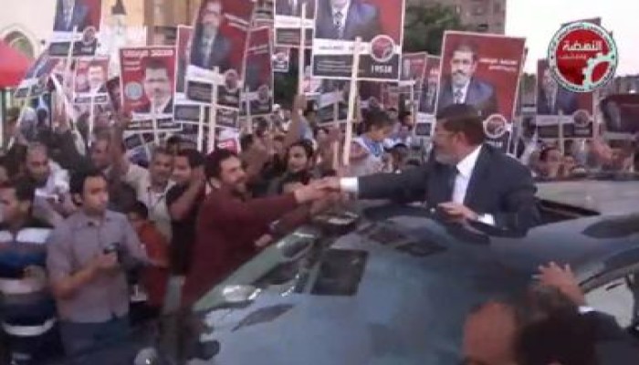 سلاسل بشرية لاستقبال مرسى بمدينة نصر (متلفز)