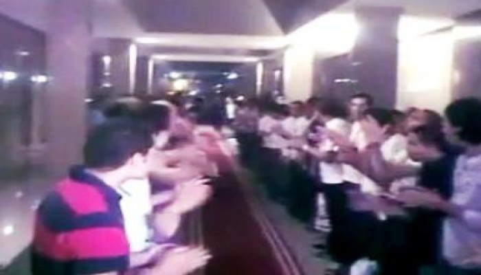 استقبال رائع للدكتور مرسي من أنصاره أثناء دخوله استديو cbc (متلفز)