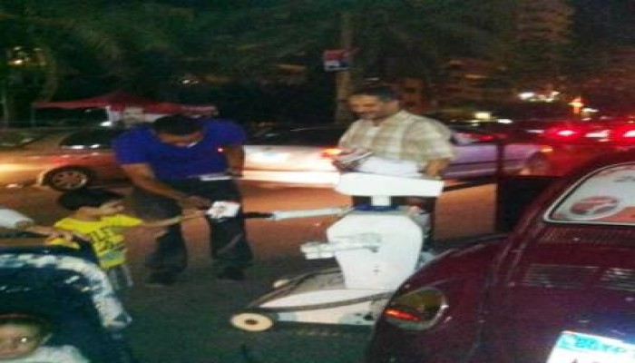 شباب الإخوان يستخدمون  ( رجل آلى ) روبوت للدعاية لمشروع النهضة (مصور)