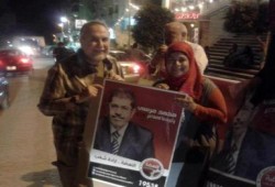 الفنانين وجدي العربي ومحمد شومان في سلسلة بشرية لدعم مرسي (مصور)