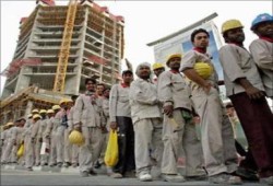 السعودية تتخلى عن نظام الكفيل بـ "نقل الخدمات"