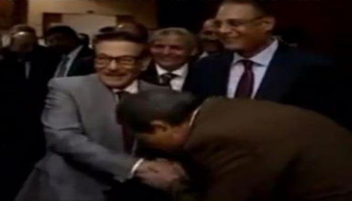 حتى لا ننسى : توفيق عكاشه يقبل يد صفوت الشريف ويدعم احمد شفيق ويقتل انصار مرسي (متلفز)