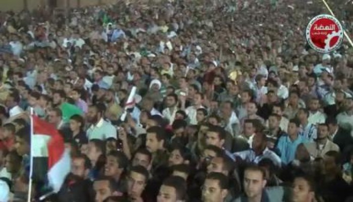 عشرات الآلاف يستقبلون د/ مرسى بنادى بنى سويف (متلفز)