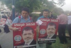 يابانيان يشاركان بالسلسلة البشرية لدعم د/ محمد مرسي بالمعادي