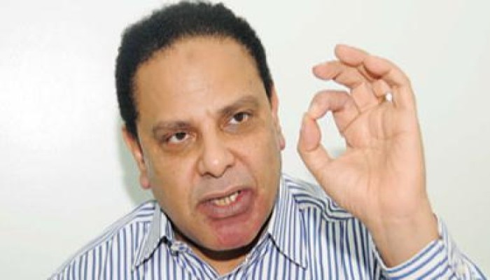 علاء الأسوانى يدعو لتشكيل جبهة وطنية لدعم مرسى