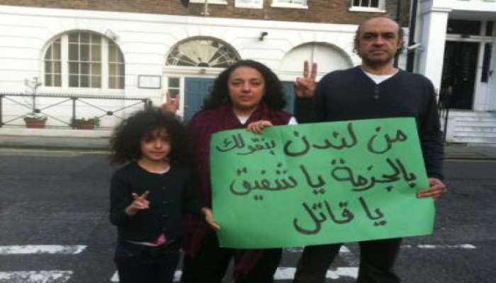 أحذية شفيق الطائرة تصل إلى إنجلترا (مصور)