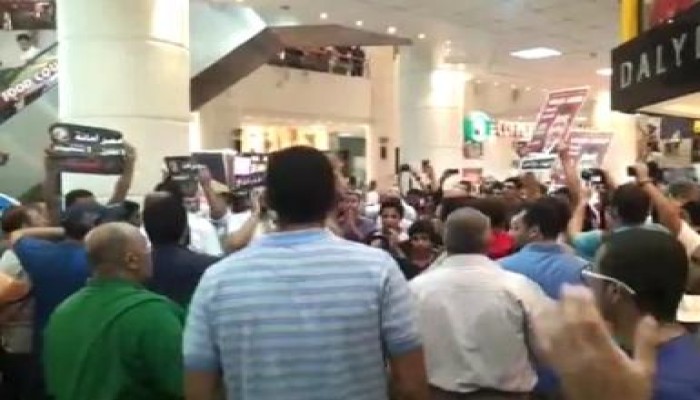 حملة " مش هنسلم ثورة مصر .. مش هيخش شفيق القصر"  يفترشون الارض داخل جنينة مول (متلفز)