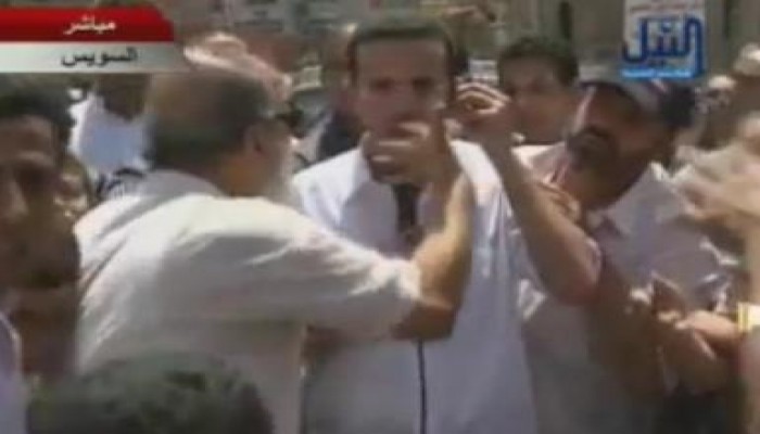 مراسل النيل للاخبار أهالي السويس يحتفلون بالأحكام .. فيهاجمونه على الهواء مباشرة (متلفز)