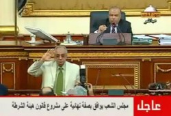 وزير الداخلية يؤدي التحية العسكرية للبرلمان بعد قرار زيادة رواتب امناء الشرطة (متلفز)