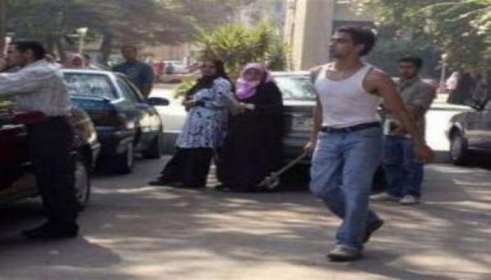 بلطجية الوطني يرفعون سلاح آلي على انصارمرسي بمحلة ابو علي والأمن المتواطئ (لا اسمع لا ارى)