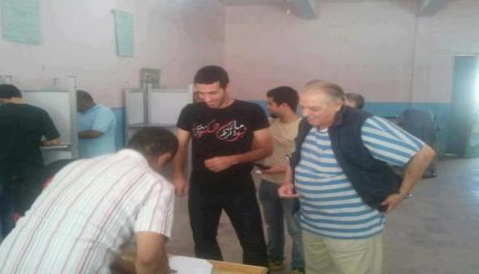 أبو تريكة يدلي بصوته مرتديا تي شيرت "يوم ما افرط في حقك هاكون ميت اكيد"