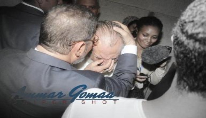 د. مرسى يقبل رأس عجوز بكى عندما وجدة يقف خلفه فى الطابور الانتخابى