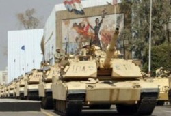 آليات عسكرية تنتشر في نفس مواقع تواجدها خلال الـ18 يوماً الأولى من الثورة
