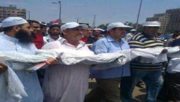 ردا على بيان العسكري: الأكفان تتوافد على ميدان التحرير (صورة) و100 ألف يسجلون اسمائهم