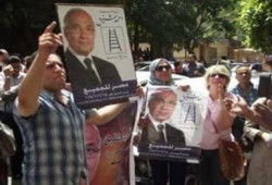 مصدر: محافظون يطالبون رؤساء الاحياء بحشد أفراد أمام المنصة لدعم شفيق والعسكري
