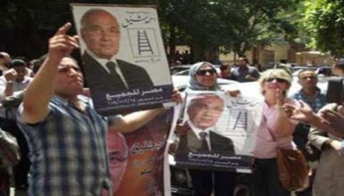 مصدر: محافظون يطالبون رؤساء الاحياء بحشد أفراد أمام المنصة لدعم شفيق والعسكري
