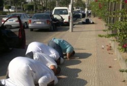 الجماهير تنزل إلى الشوارع ويسجدون فى الطرقات (صورة)