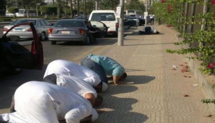 الجماهير تنزل إلى الشوارع ويسجدون فى الطرقات (صورة)