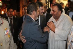 سيادة الرئيس مع جيرانة المهنئين (مصور)
