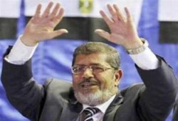 الرئيس مرسى يستجيب لآلاف المهنئين ويخرج لتحيتهم من شرفة منزله