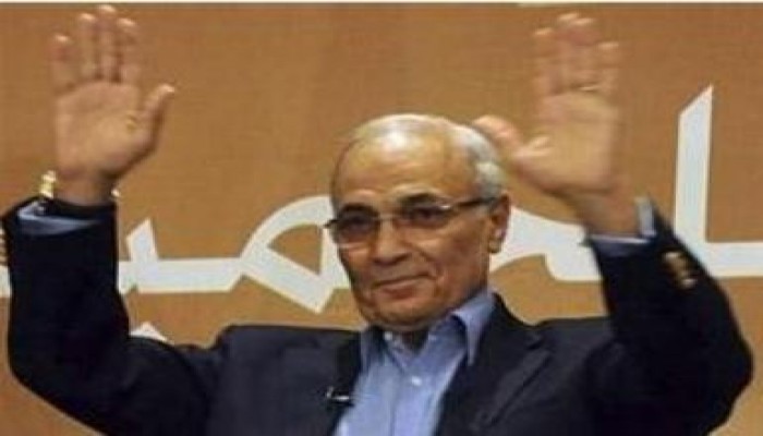 أحمد شفيق يغادر إلى أبو ظبي من صالة كبار الزوار ليلحق بعمر سليمان