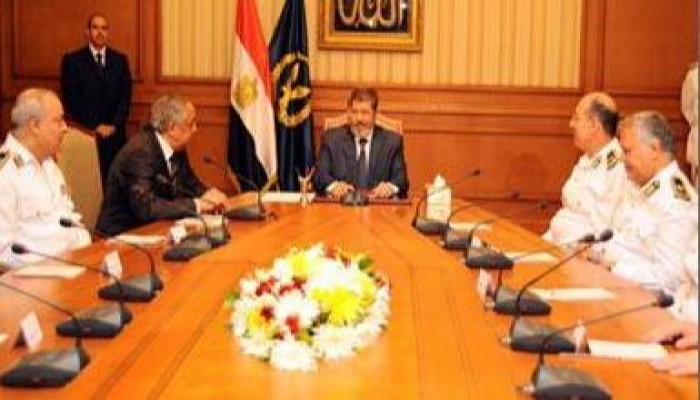 الرئيس يلتقي قيادات الأزهر والقضاء والشرطة وأسر الشهداء