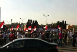 توفيق عكاشه ينجح فى جمع اقل من 100 شخص أمام المنصة