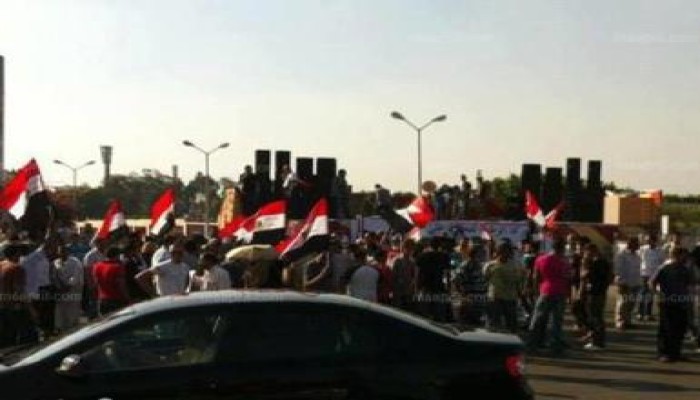 توفيق عكاشه ينجح فى جمع اقل من 100 شخص أمام المنصة