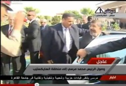 طنطاوي وعنان يؤديان التحية العسكرية للرئيس ( متلفز)