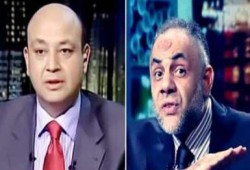 خالد عبدالله :عمرو أديب ( قواه العقلية غير سليمه ) ويصف أدائه بـالعته الإعلامي و"البلطجة"