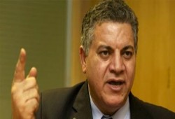 الفخراني ونائب ( القلل ) يحتكون بمتظاهرين أمام مقر المحكمة : قام بسبهم وسب الرئيس !!