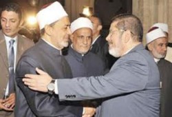 الازهر ينفى عدم مصافحة مرسى للطيب بمنصة معهد القوات المسلحة
