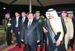 مرسي يصل إلى جدة وسط حفاوة بالغة وولي العهد السعودي الأمير سلمان على رأس مستقبليه