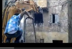 صعوبة عمليات الإنقاذ فى حادث انهيار عقار الإسكندرية والعثور على جثث سيدتين وطفله( متلفز)