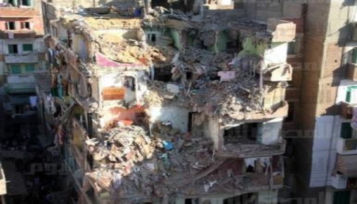 عقار الأسكندرية المنهار والبحث عن أحياء تحت الأنقاض (مصور)