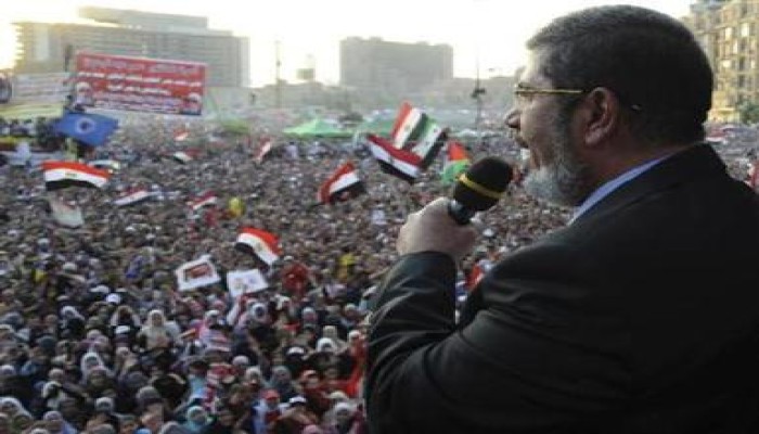 خبراء دستوريين وقانونيون: يحق لمرسي إلغاء الاعلان الدستوري المكمل