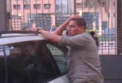 صوره للثائر المصطنع محمد ابو حامد غارق فى البكاء فى انتظار جثمان عمر سليمان