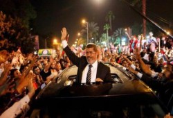 د/ مرسي يبحث مع أوغلو قضايا العالم الاسلامي وقمة مكة