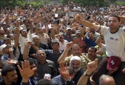 عمال غزل المحلة يستأنفون العمل ويقدمون بلاغاً ضد رئيس مجلس الإداره بغلق ابواب المصانع