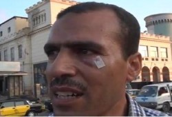 ضابط شرطة سكندري يسدد لكماته الى وجه مواطن  (متلفز)